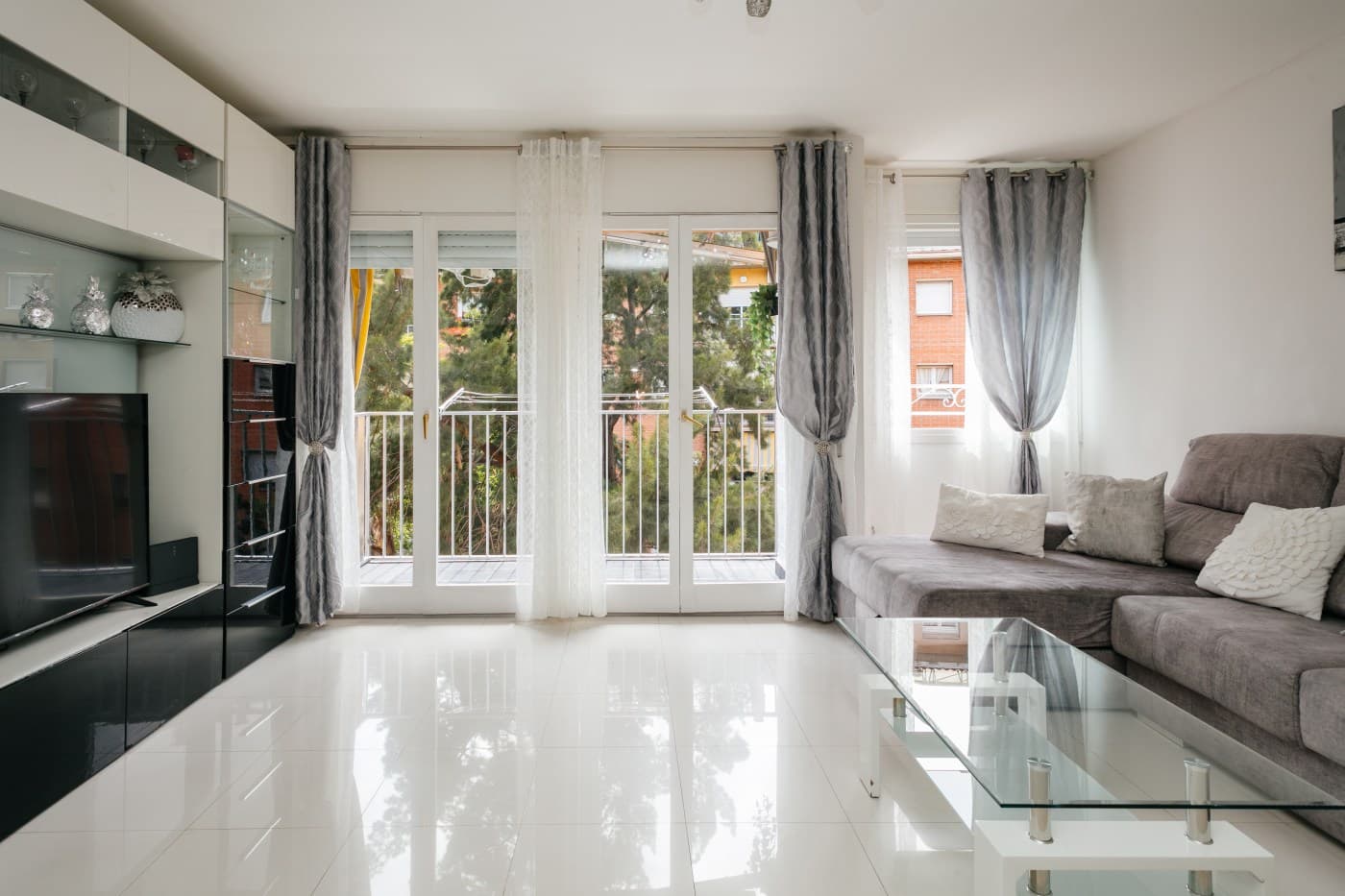 SOLEADO Y LUMINOSO PISO EXTERIOR CON BALCON — miniatura 2