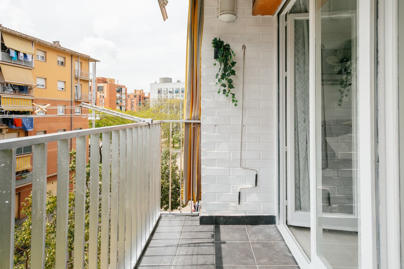 SOLEADO Y LUMINOSO PISO EXTERIOR CON BALCON — miniatura 6
