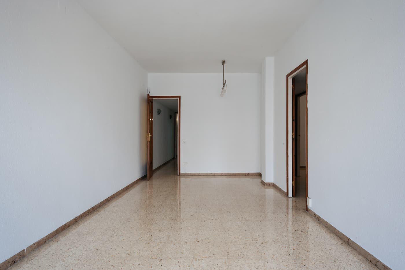 Luminoso piso de 4 dormitorios con balcón exterior en La Sagrera — miniatura 8