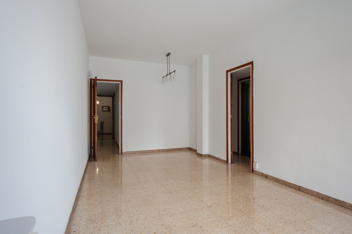 Luminoso piso de 4 dormitorios con balcón exterior en La Sagrera — miniatura 9