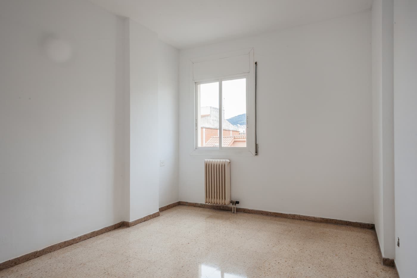 Luminoso piso de 4 dormitorios con balcón exterior en La Sagrera — miniatura 14