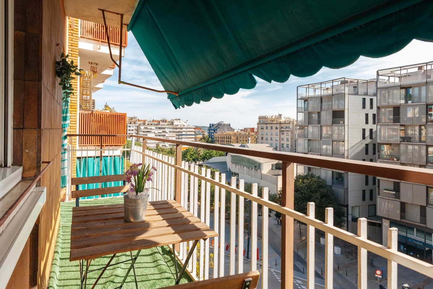 Piso alto y luminoso con vistas despejadas al Tibidabo – Av. Vallcarca, Gràcia