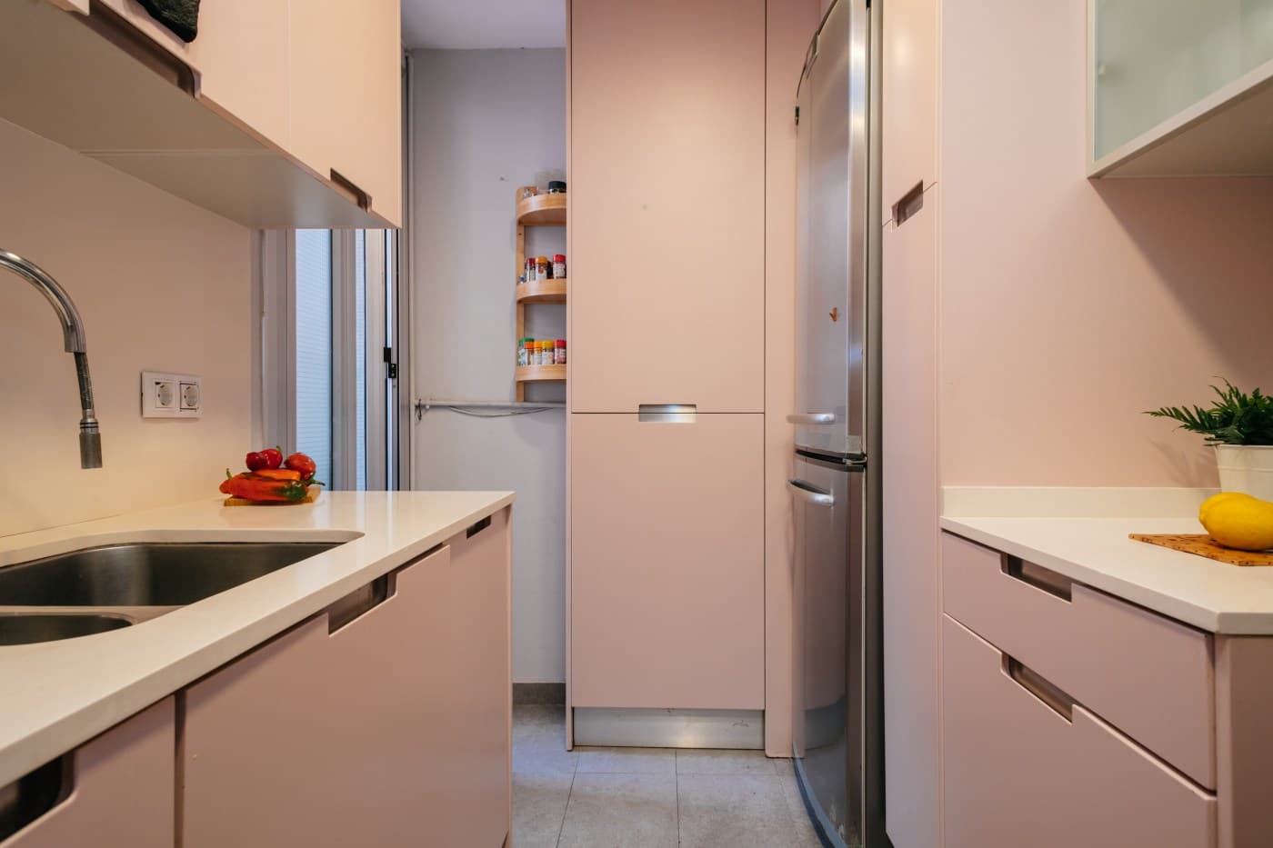 Excelente oportunidad: vivienda de 4 habitaciones con plaza de parking en concesión en una ubicación tranquila y bien comunicada. — miniatura 3