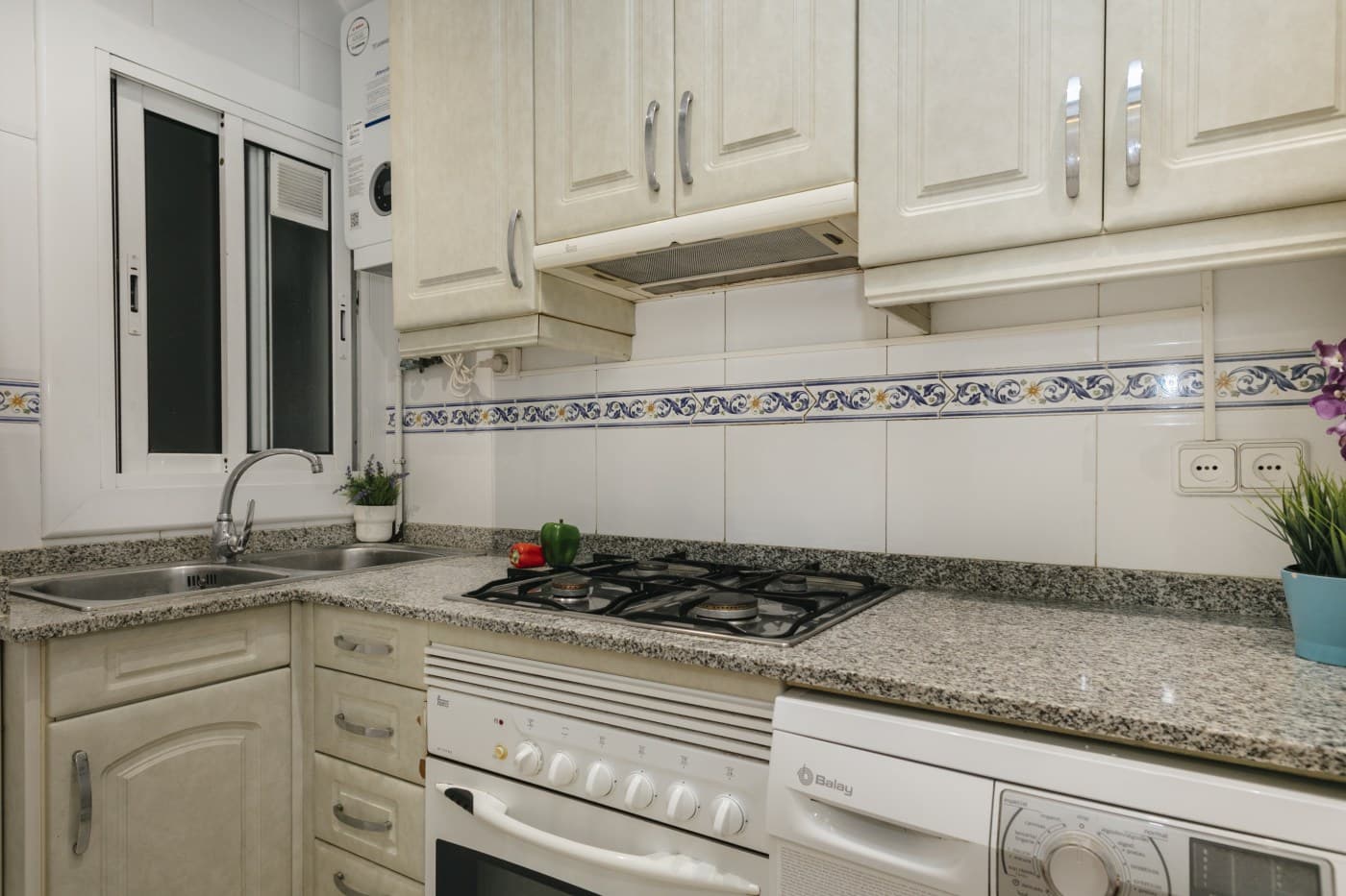 Luminoso y soleado piso de 3 habitaciones con balcón  — miniatura 8