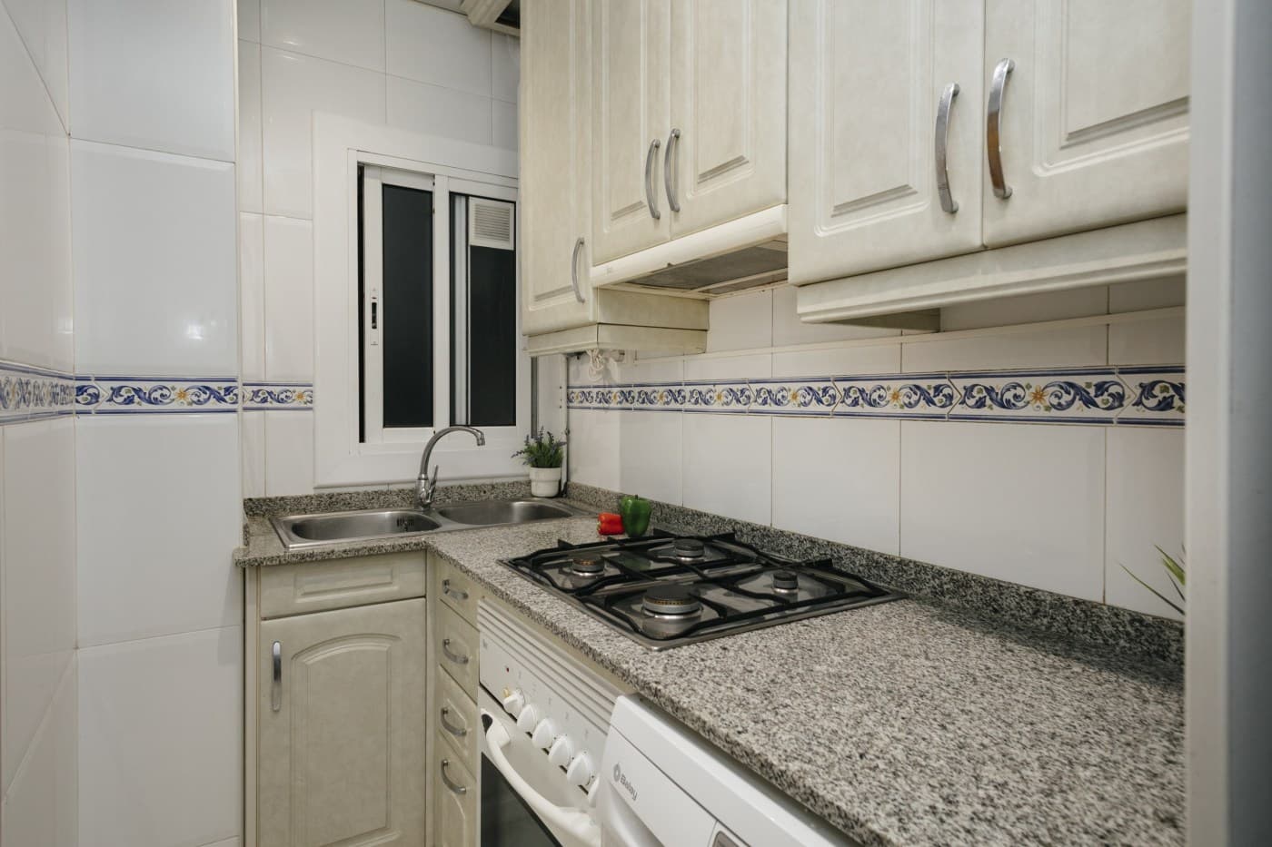 Luminoso y soleado piso de 3 habitaciones con balcón  — miniatura 9