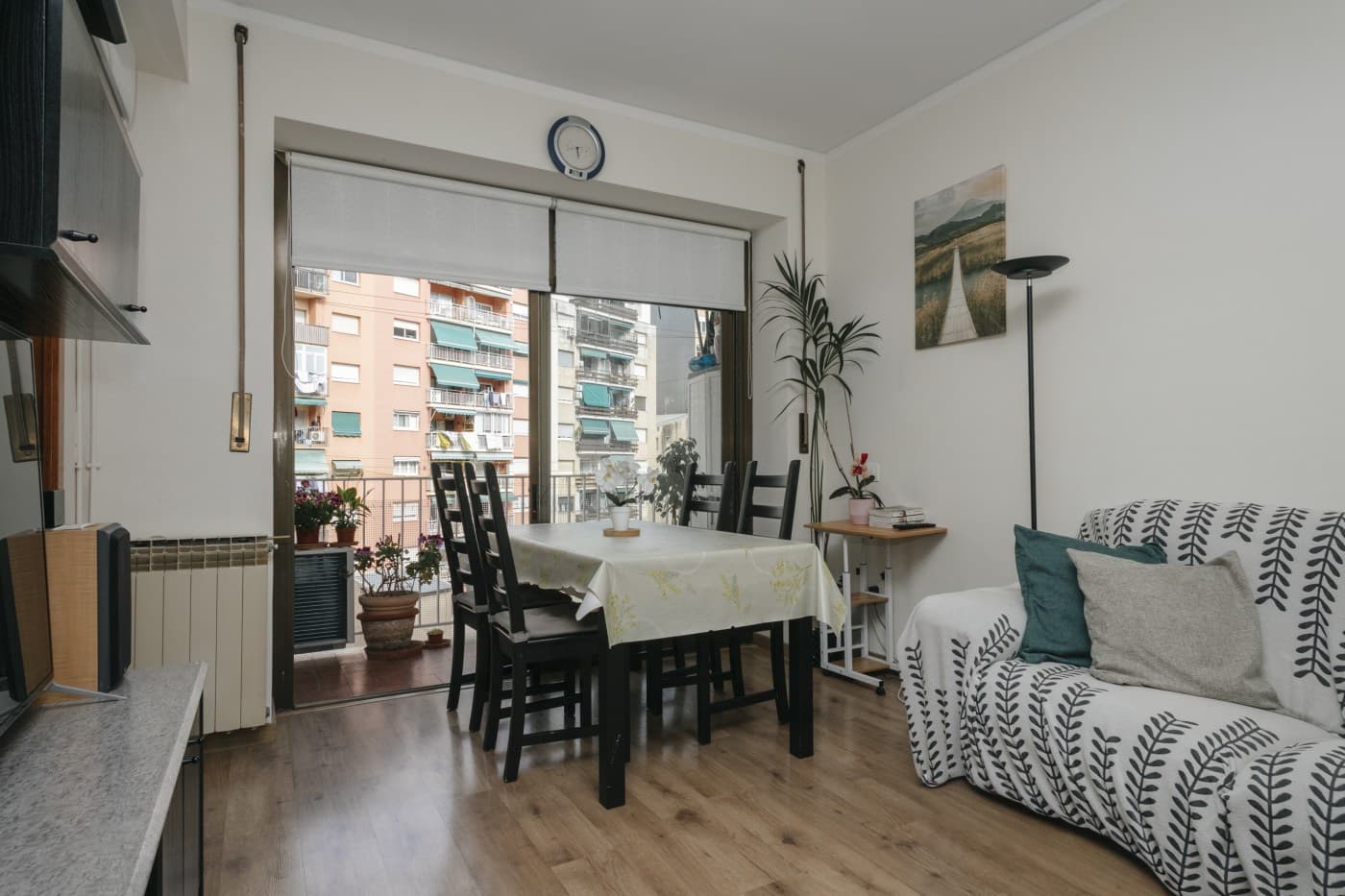 Luminoso y acogedor piso en venta de 4 habitaciones en La Sagrera — miniatura 2