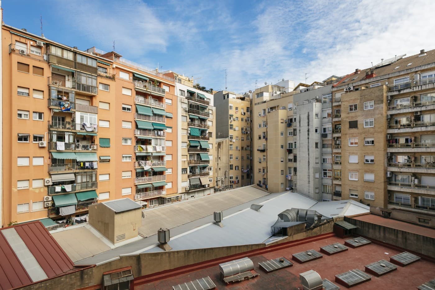 Luminoso y acogedor piso en venta de 4 habitaciones en La Sagrera — miniatura 5