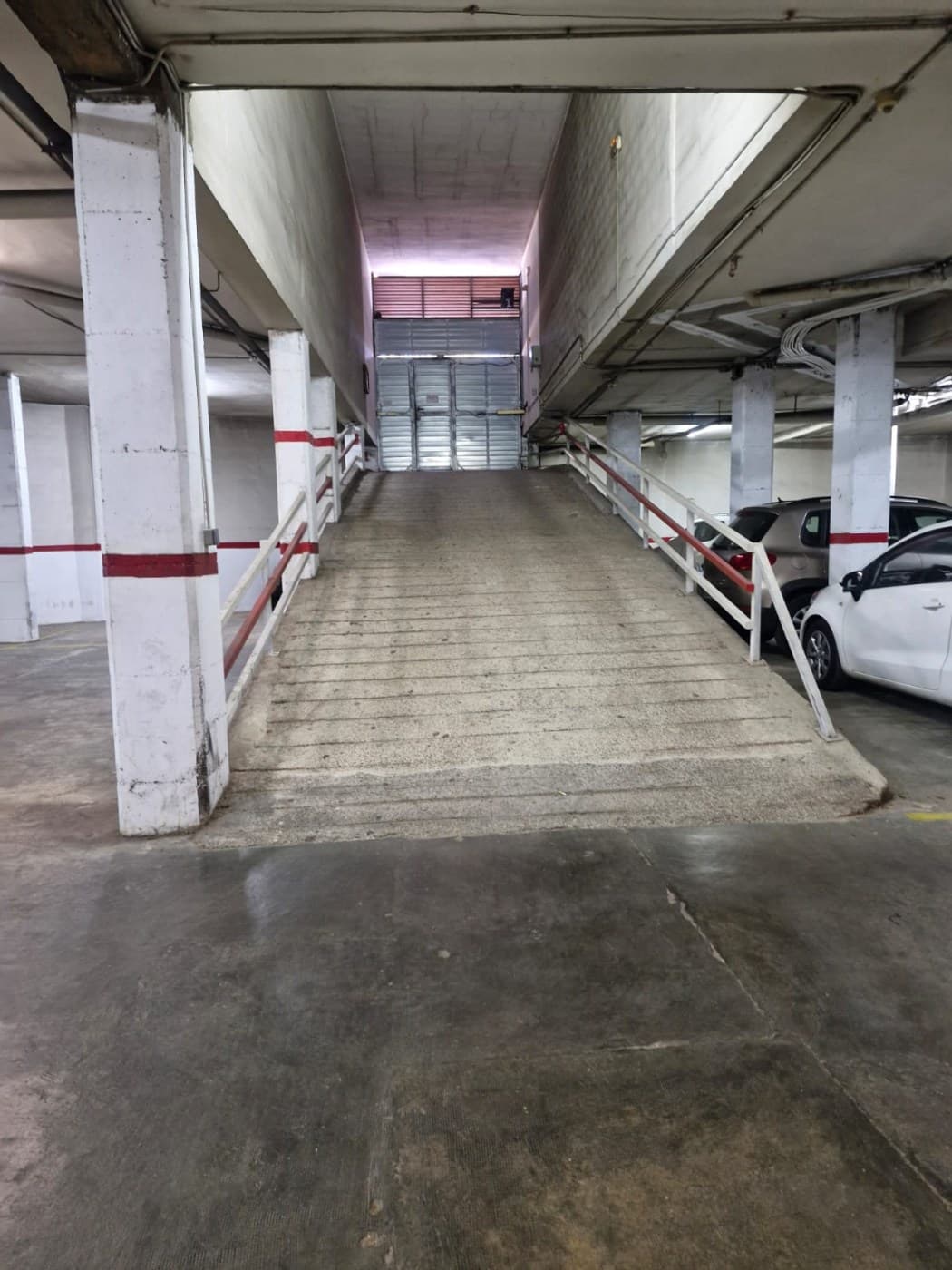 Plaza de parking para 3 motos en el barrio de Porta — miniatura 2