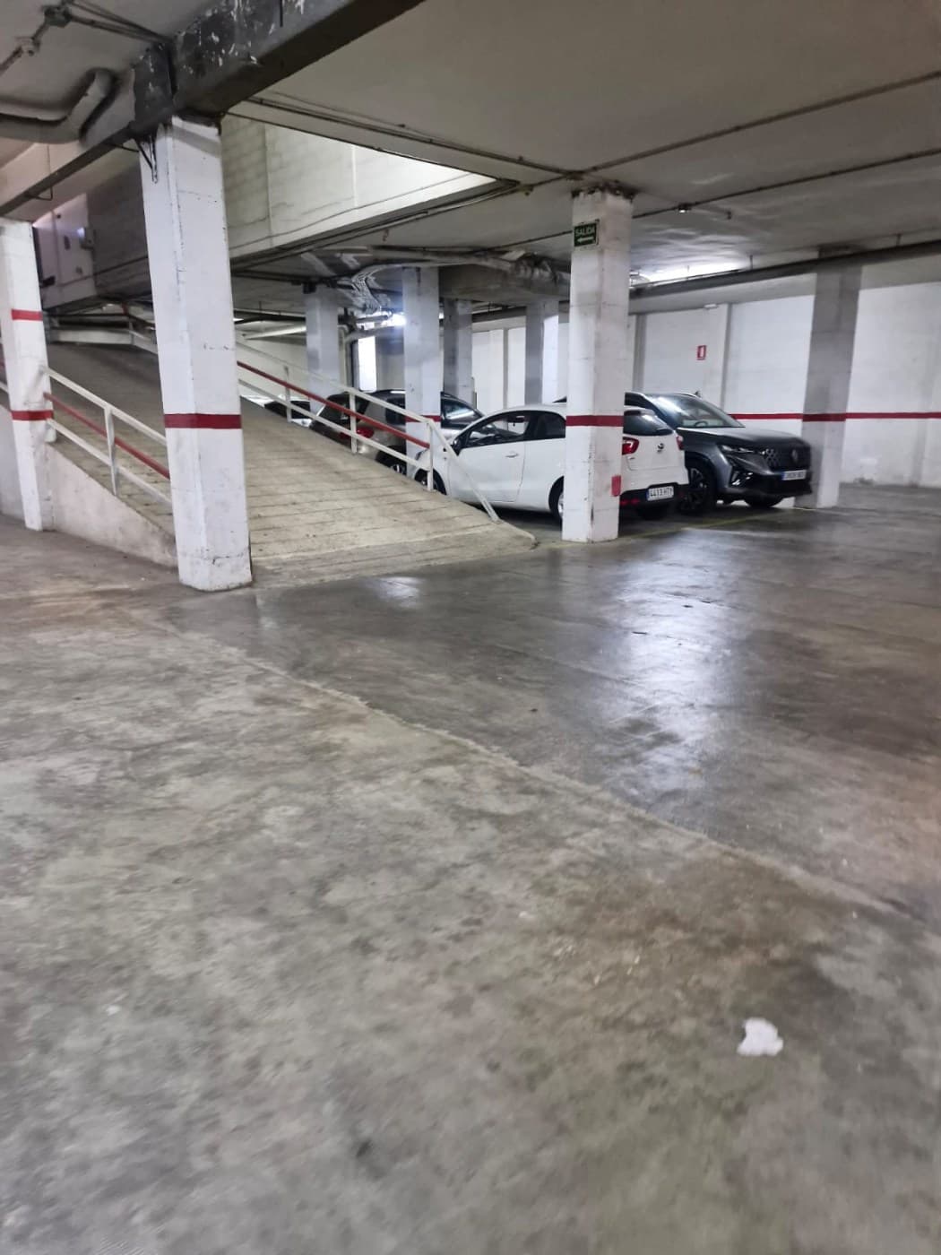 Plaza de parking para 3 motos en el barrio de Porta — miniatura 3