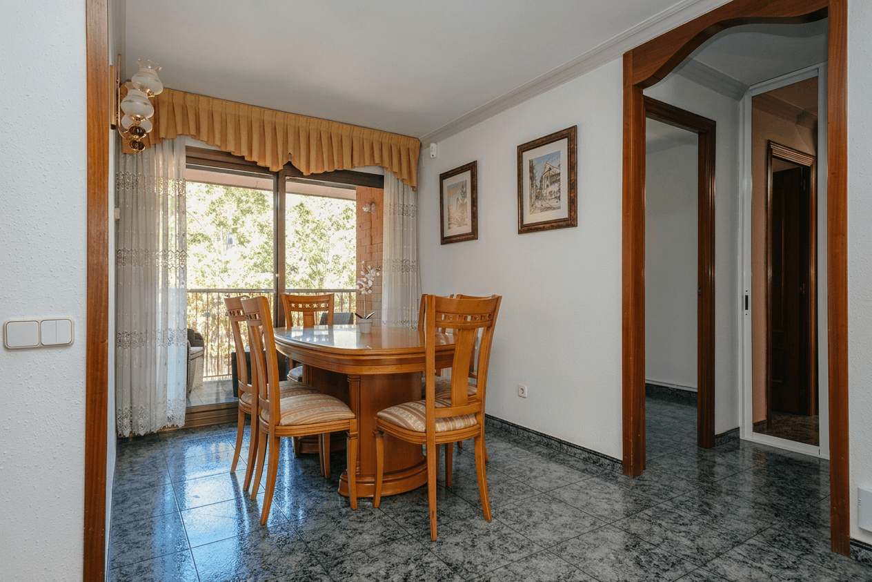 Luminoso piso de 3 habitaciones con terraza y balcón en Baró de Viver — miniatura 4