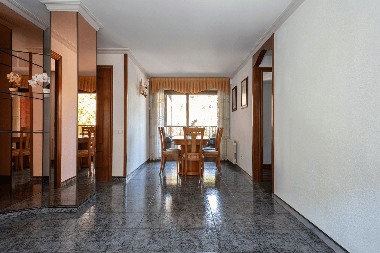 Luminoso piso de 3 habitaciones con terraza y balcón en Baró de Viver — miniatura 5
