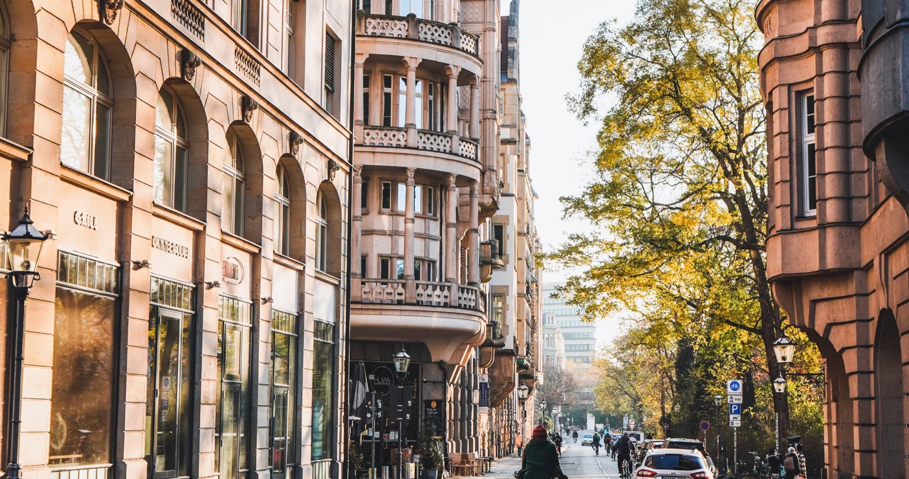 Calle de Barcelona con comercios en las plantas bajas y fincas con tribunas