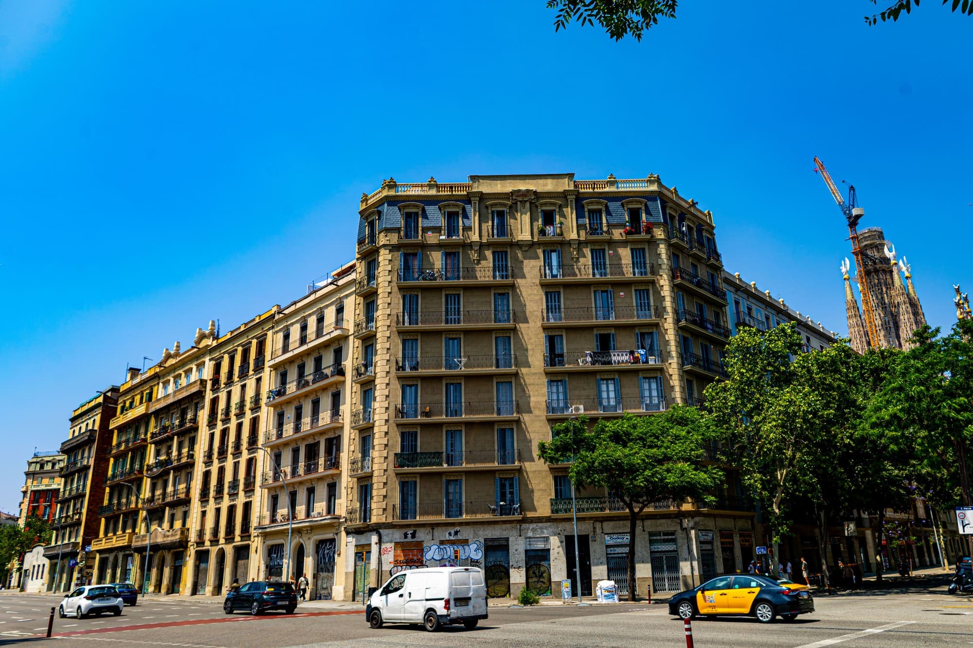Finca de la cuadrícula del Eixample con la Sagrada Família al fondo
