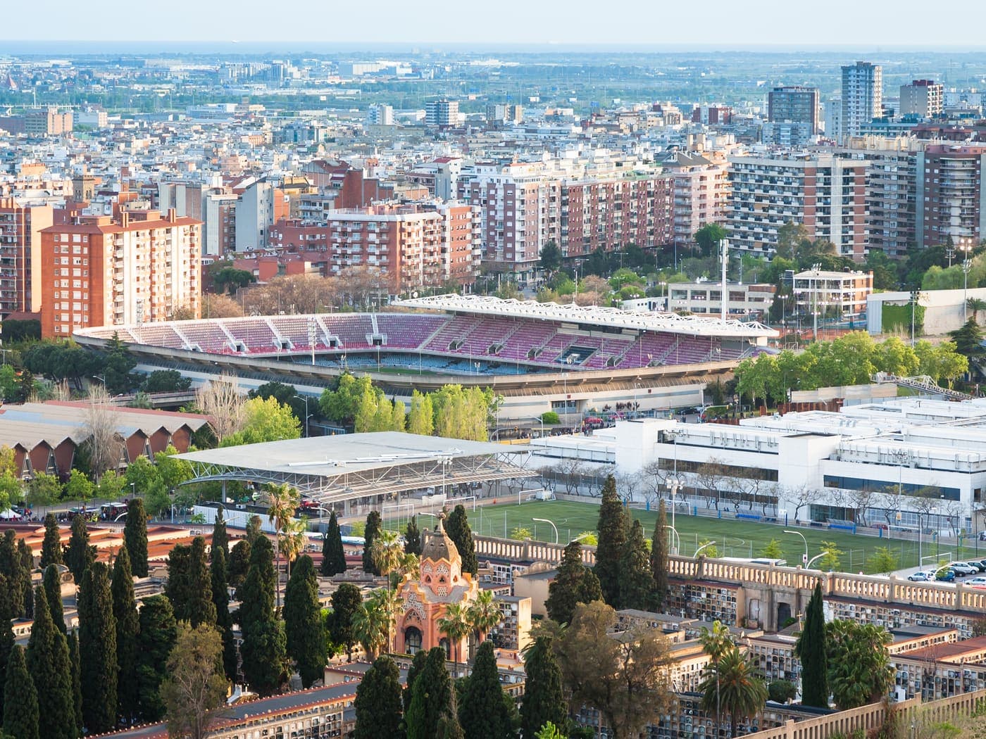 El Camp Nou rodeado de los edificios residenciales de Les Corts