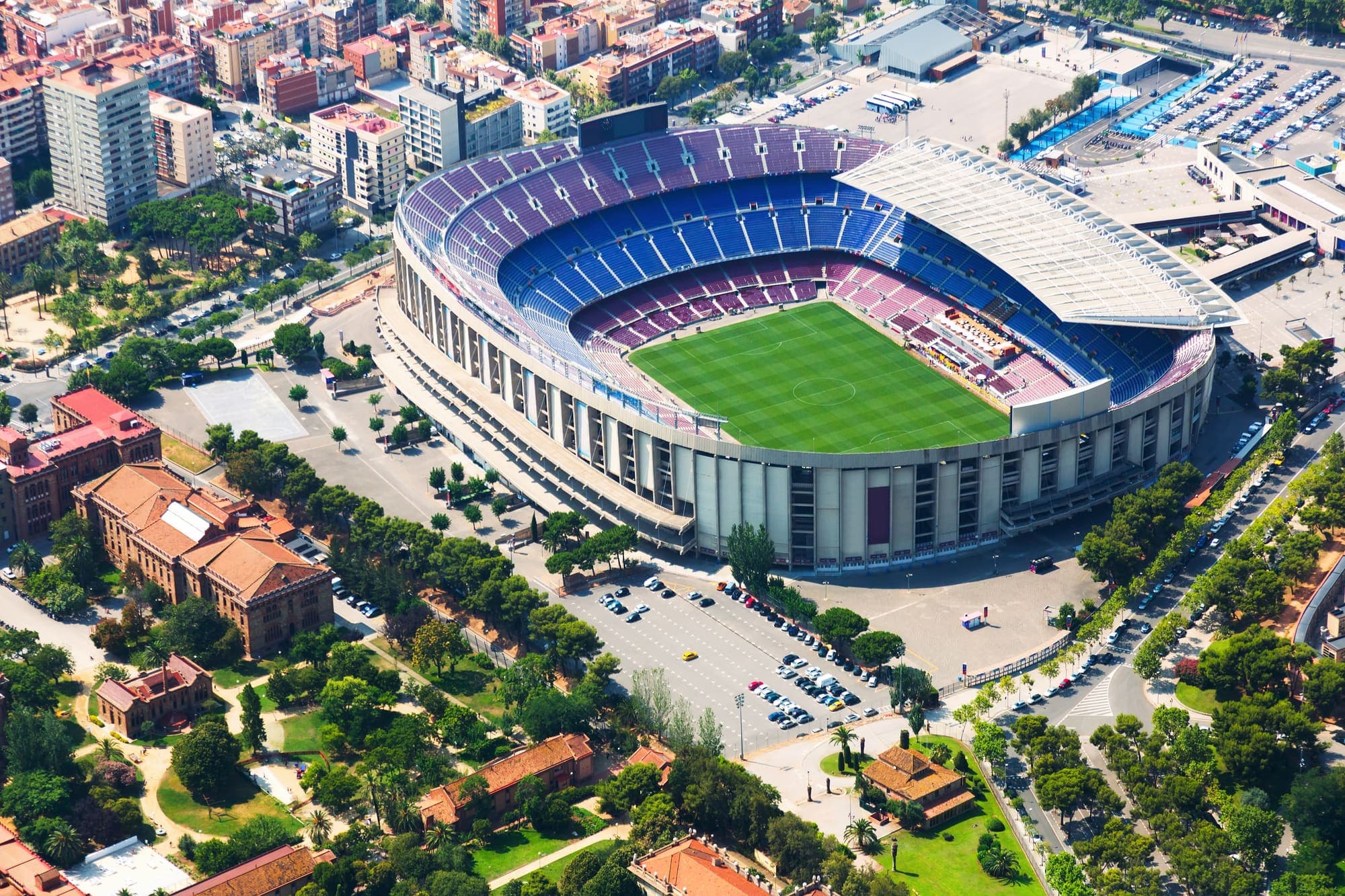 Vista aérea del Camp Nou y los edificios de Les Corts