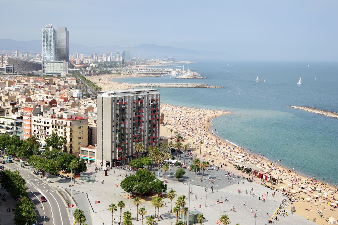 La Barceloneta y su playa vistas desde el aire, en Ciutat Vella