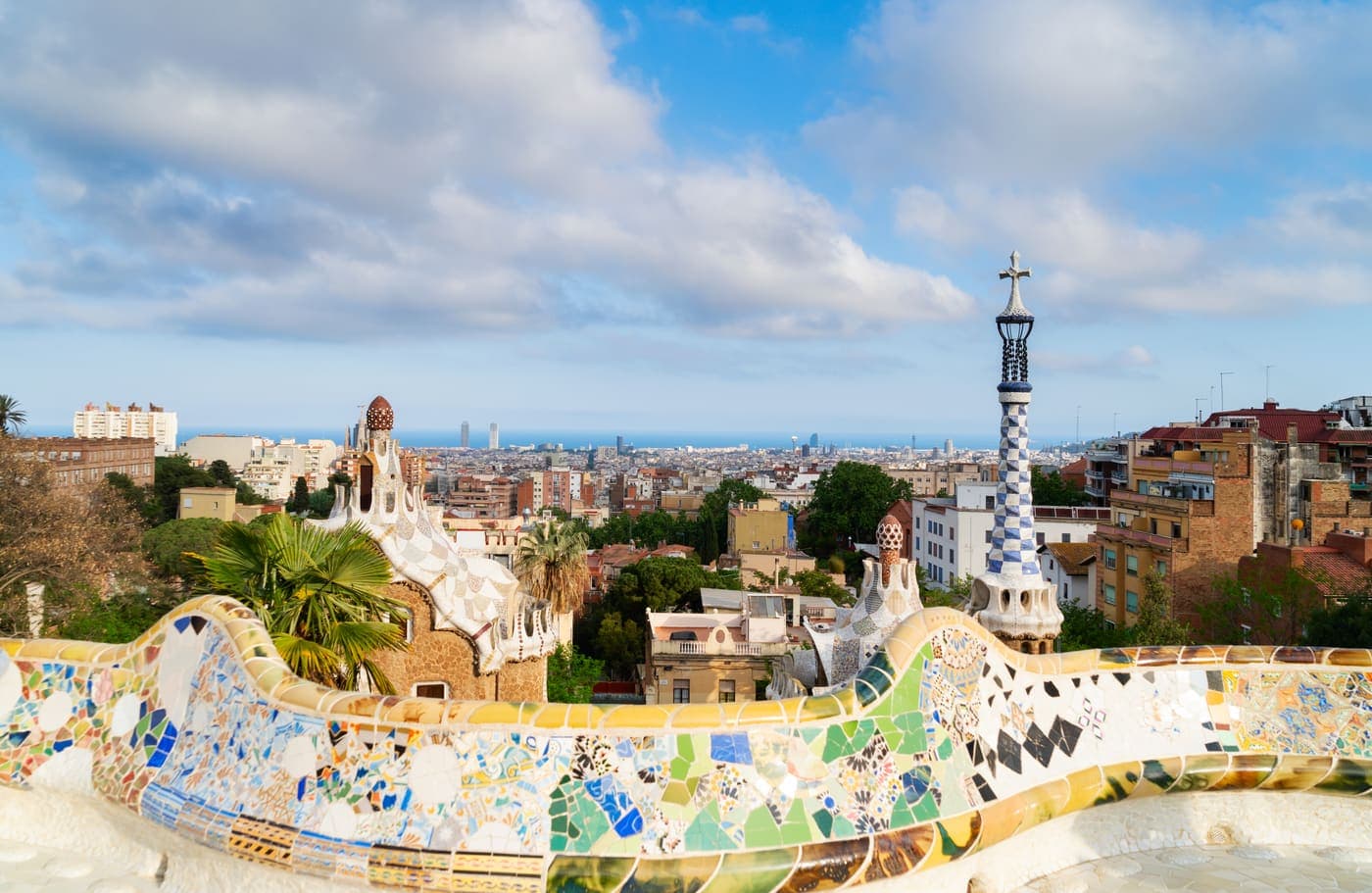 Vista de Barcelona desde el banco de mosaico del Park Güell, en Gràcia
