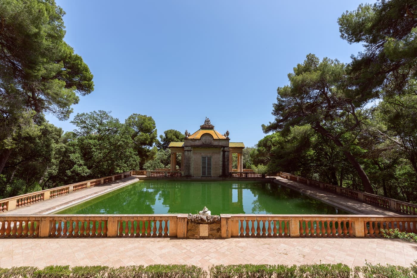 Estanque y pabellón del Parc del Laberint d'Horta, en Horta-Guinardó