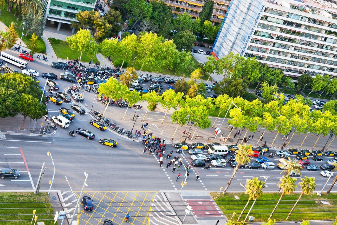 Cruïlla de l'avinguda Diagonal, eix principal de les Corts