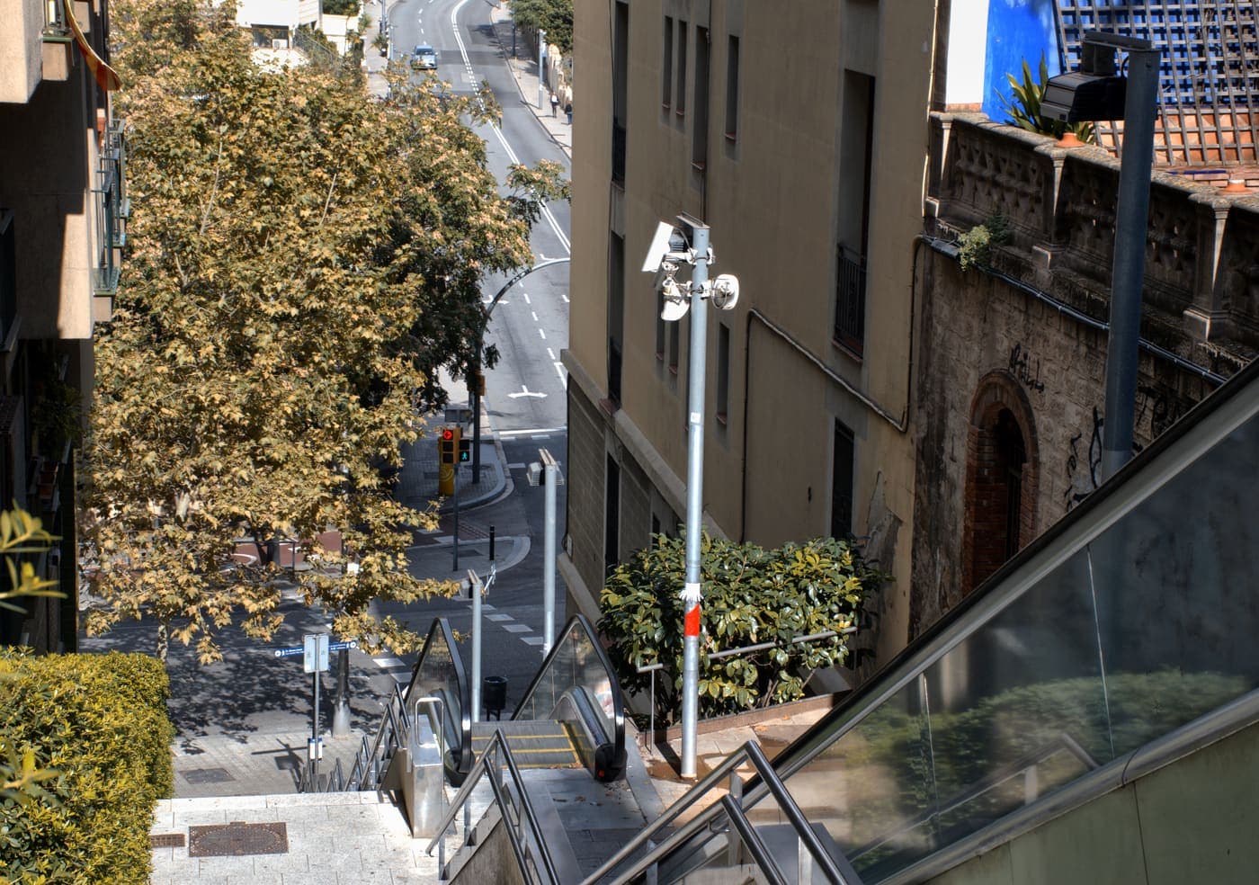 Calle residencial en pendiente con escaleras mecánicas en un barrio de Barcelona