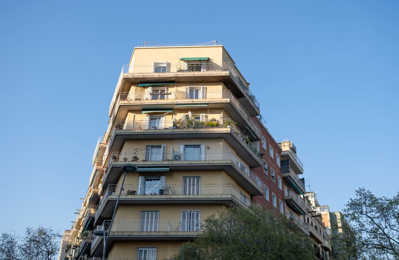 Edificio residencial en esquina con balcones en Barcelona
