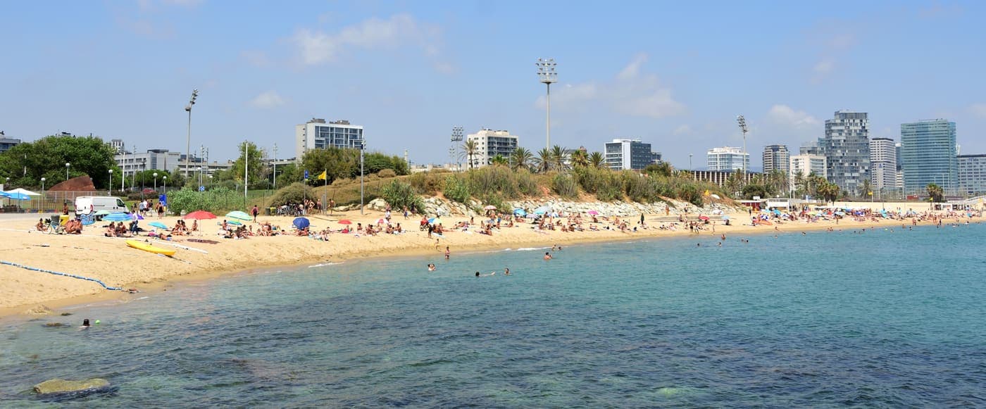 Playa del Bogatell con los edificios del Poblenou al fondo, en Sant Martí