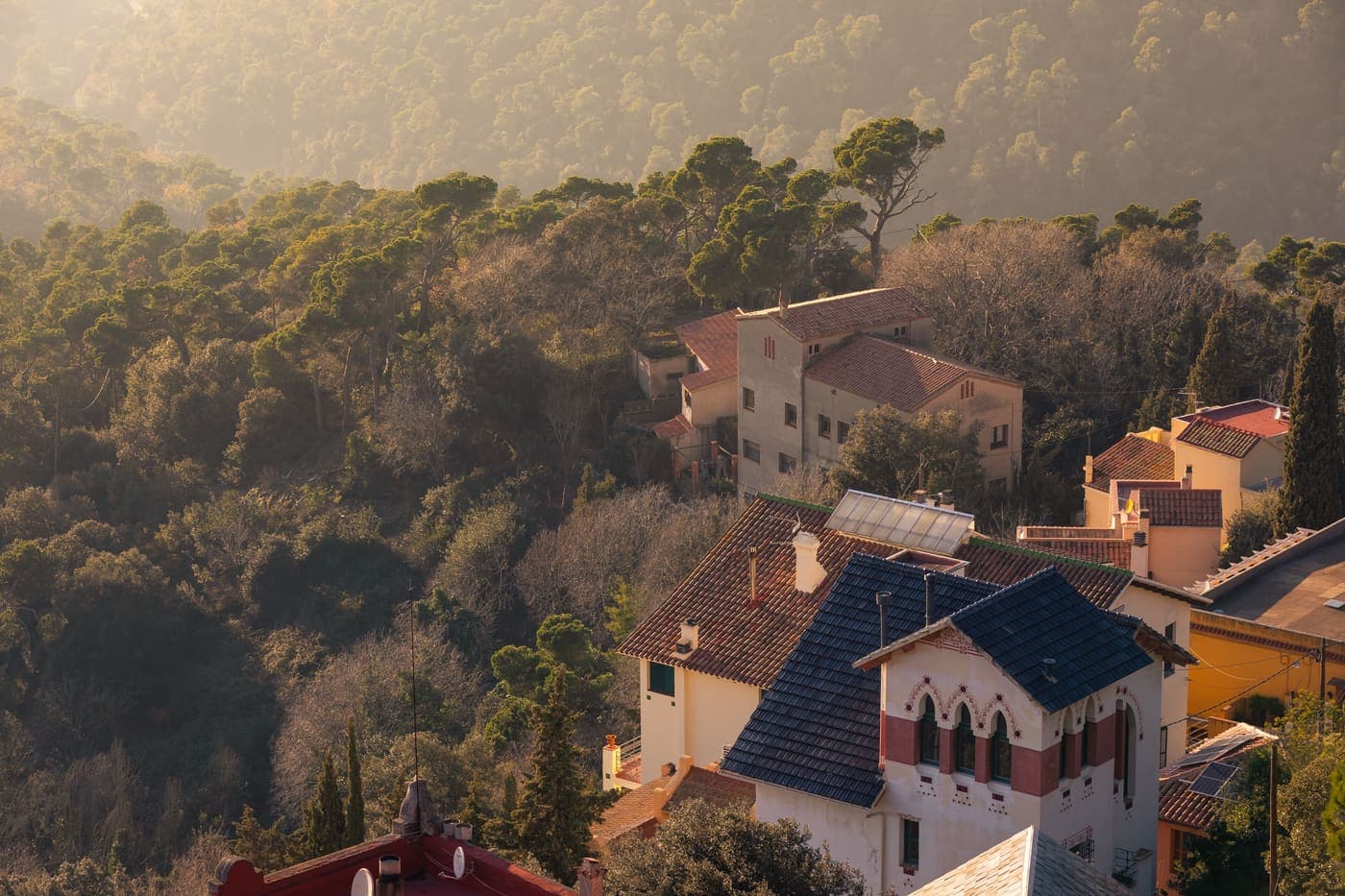 Casas con jardín entre los árboles de Collserola, junto al Tibidabo