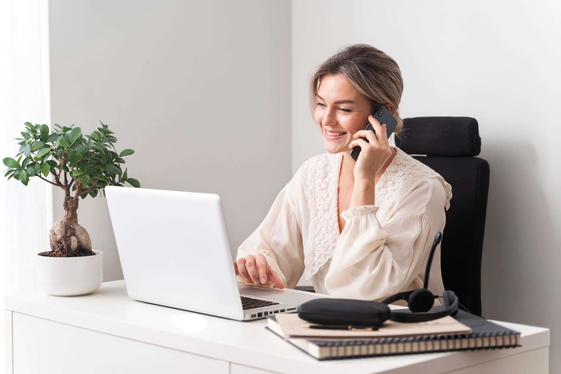 Equipo de Inmobiliaria Ibercasa atendiendo una llamada